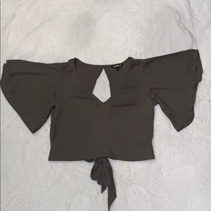 Adorable crop top open back with bow!